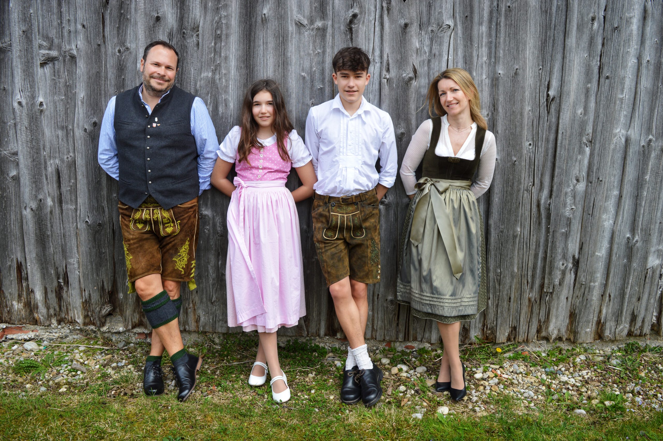 2024-05-07 08.01.29 Familie Schreib in Tracht